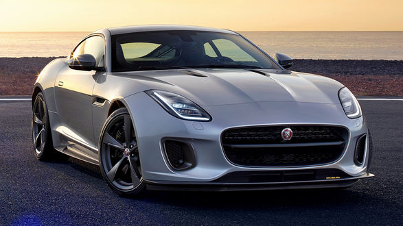 Обои на рабочий стол Суперкар цвета серебристый металлик Jaguar F-Type 400 Spot стоит на фоне заката солнца