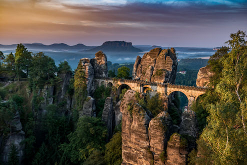 Обои на рабочий стол Bastei / Бастай - формация из песчаных скал со смотровой площадкой в Saxon Switzerland / Саксонской Швейцарии, фотограф Bernd Thaller