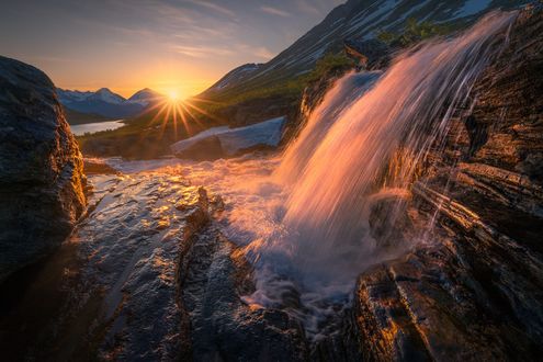 Обои на рабочий стол Восход солнца в долине Romsdalen, Norway / Ромсдален, Норвегия с небольшими водопадами, фотограф Ole Henrik Skjelstad