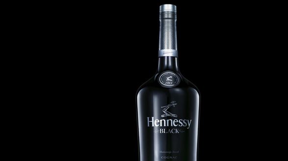 Обои на рабочий стол Бутылка коньяка Hennessy на черном фоне