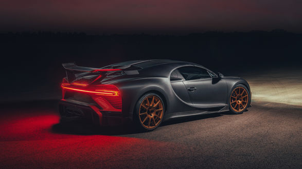 Обои на рабочий стол Спортивный суперкар Bugatti Chiron Pur Sport, модель 2021 года
