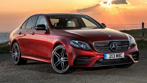 Обои на рабочий стол Седан красного цвета Mercedes-AMG E 43, модель 2016 года