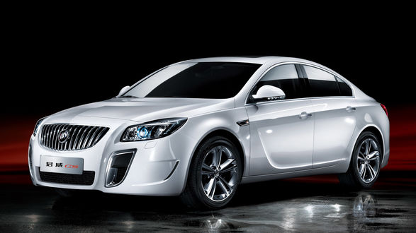 Обои на рабочий стол Белый седан Buick Regal GS стоит на мокром асфальте