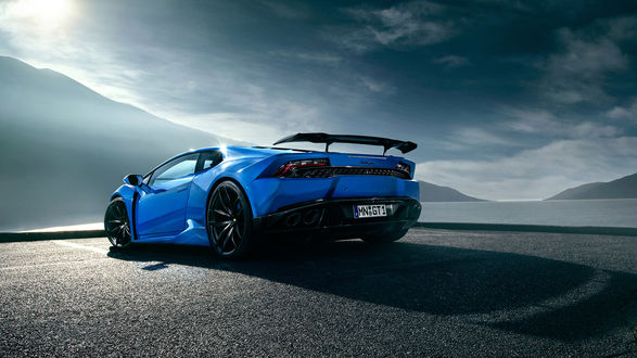 Обои на рабочий стол Суперкар голубого цвета Lamborghini Huracan N Largo стоит на фоне голубого неба