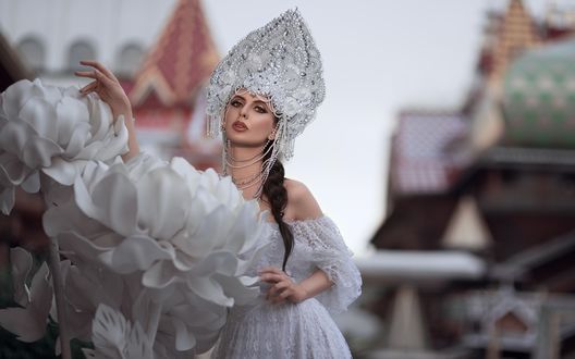 Обои на рабочий стол Модель Елена Борисенкова в кокошнике и белом платье стоит у белых цветов, фотограф Олег Демьянченко