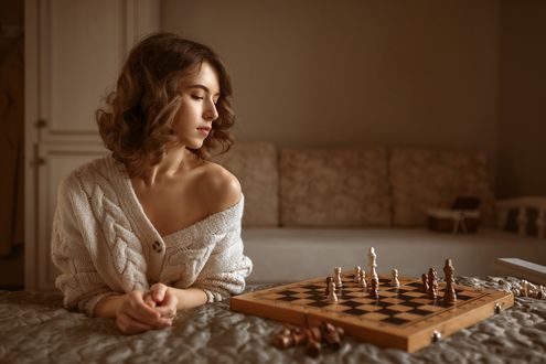 Обои на рабочий стол Модель Виктория Макаренко сидит перед шахматами, фотограф Albert Forest / Альберт Лесной
