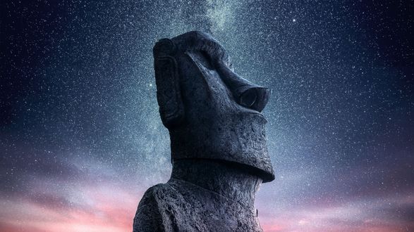 Обои на рабочий стол Каменная скульптура на острове Пасхи в Тихом океане на фоне звездного неба