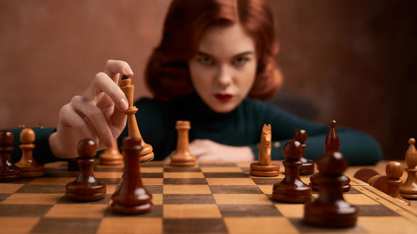 Обои на рабочий стол Девушка в образе персонажа сериала Ход Королевы / The Queens Gambit / Ферзевый гамбит. Фотограф Горшенин Сергей