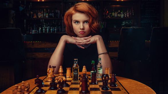 Обои на рабочий стол Модель Виктория Гайзлер в образе персонажа сериала Ход Королевы / The Queens Gambit / Ферзевый гамбит. Фотограф Zolnierczyk Janusz