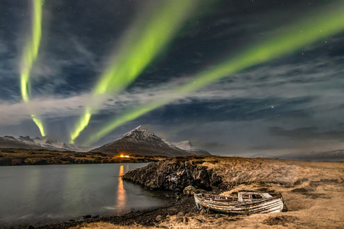 Обои на рабочий стол Северное сияние над озером, Iceland / Исландия. Фотограф Jacek Swiercz