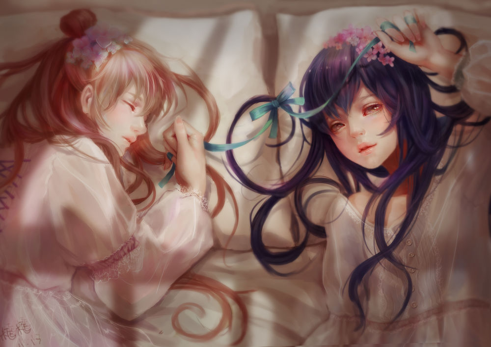 Обои для рабочего стола Minami Kotori / Котори Минами и Sonoda Umi / Уми Сонода с цветами на волосах лежат на кровати и держат в руках ленточку, персонажи мультимедийного проекта Love Live! (School Idol Project), by Kamachi Kamachi-ko