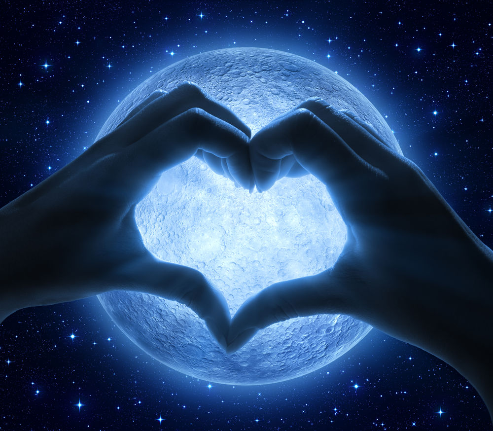 Обои для рабочего стола Руки девушки показывают сердце на фоне луны в ночном звездном небе, автор RomoloTavani
