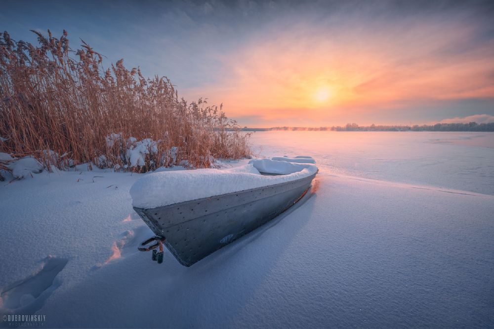 Рыбацкая лодка на снегу