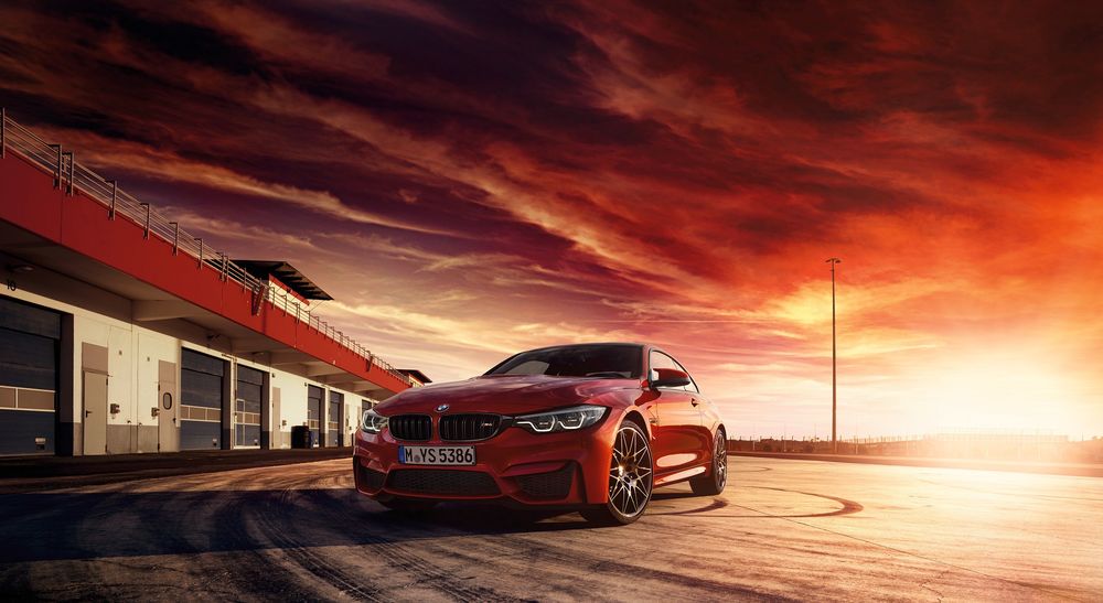 Обои для рабочего стола Красный BMW M4 на фоне красного закатного неба