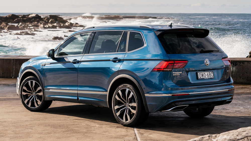 Обои для рабочего стола Голубой кроссовер Volkswagen Tiguan Allspace R-Line 2018 года стоит на дороге возле моря