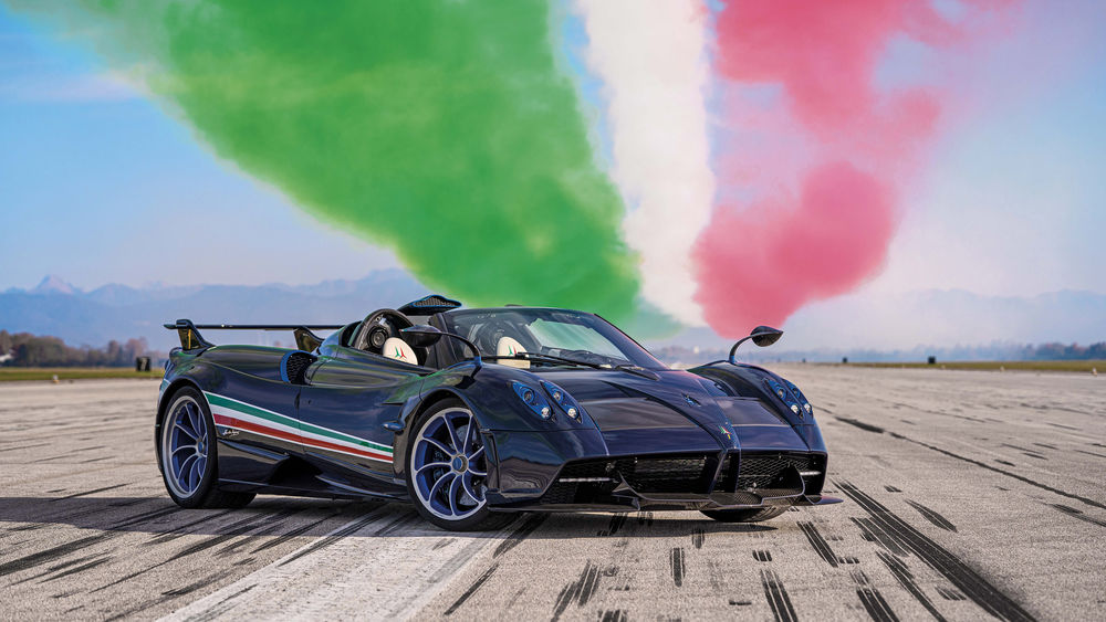 Обои для рабочего стола Итальянский спорткар Pagani Huayra стоит на взлетной полосе