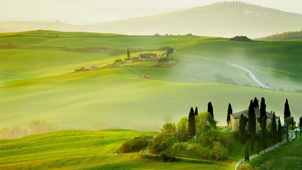 Обои для рабочего стола Туманное весеннее утро на полях Tuscany, Italy / Тоскана, Италия