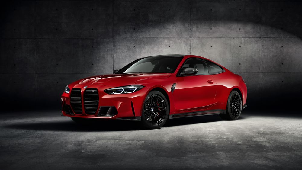 Обои для рабочего стола Красный автомобиль BMW M4 на темном фоне