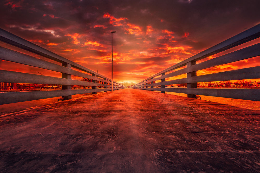 Обои для рабочего стола Мост с городскими фонарями и людьми на фоне закатного неба. Фотограф Сизиков Николай