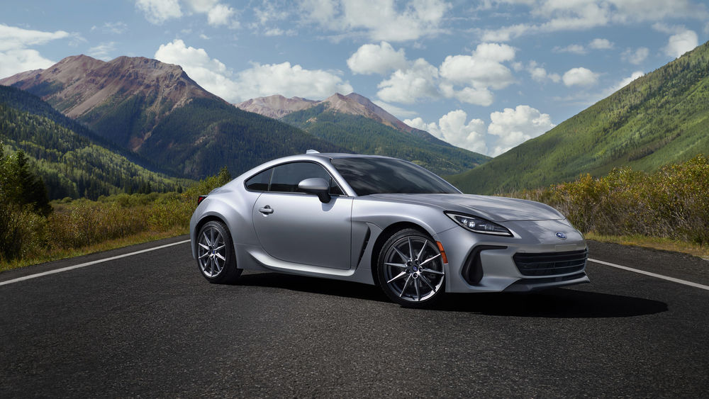 Обои для рабочего стола Суперкар цвета металлик Subaru BRZ стоит на дороге среди гор
