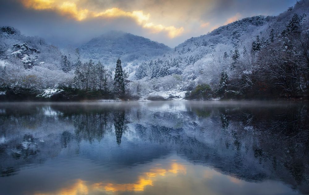Обои для рабочего стола Зимнее озеро в Корее. Фотограф Ryu Jaeyoun