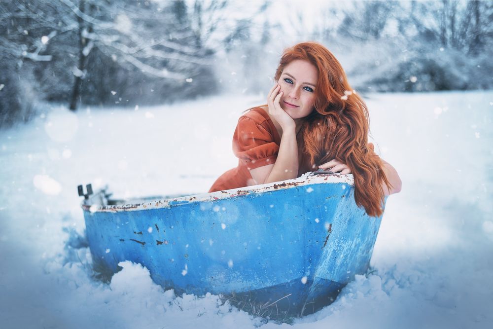 Обои для рабочего стола Рыжеволосая девушка в лодке на снегу
