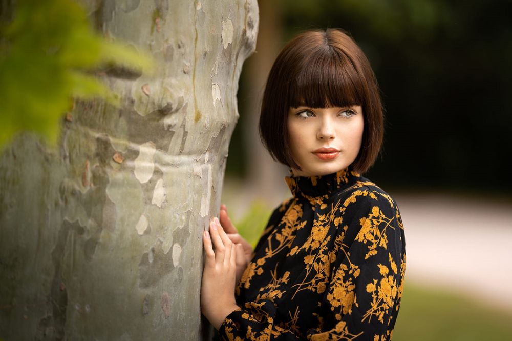 Обои для рабочего стола Модель Marie Grippon стоит у дерева, фотограф Lods Franck