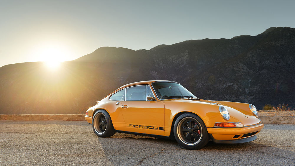 Обои для рабочего стола Ретро автомобиль желтого цвета Porsche Singer 911
