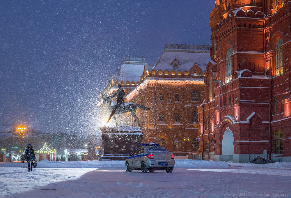 Обои для рабочего стола Ночной снегопад в Москве, Россия, фотограф Юрий Дегтярев