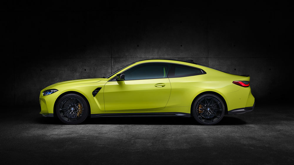 Обои для рабочего стола Желтый автомобиль BMW M4 Competition, модель 2021 года