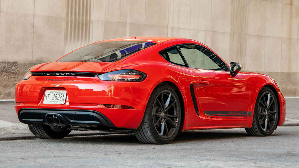Обои для рабочего стола Красный суперкар Porsche 718 Cayman T стоит на дороге