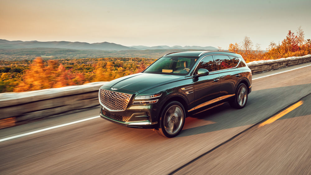Обои для рабочего стола Зеленый кроссовер Genesis GV80 мчится по дороге