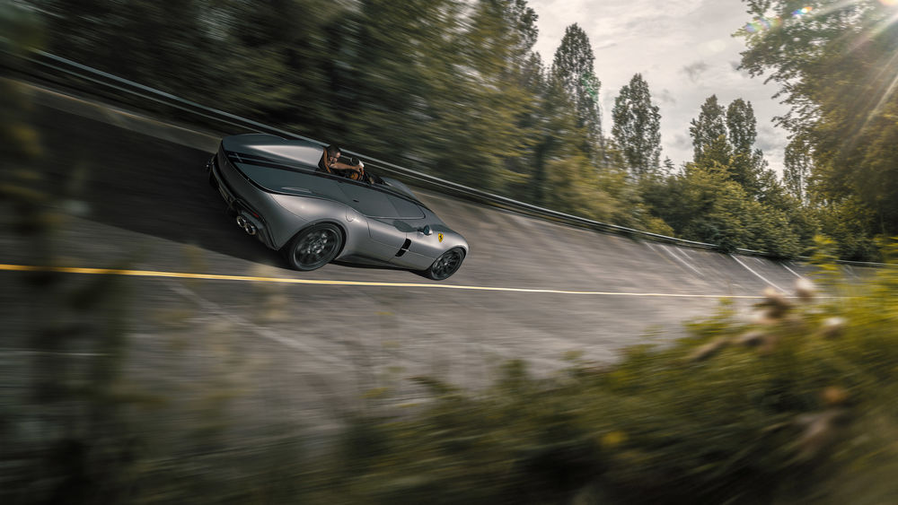 Обои для рабочего стола Спортивный суперкар Ferrari Monza SP1 мчится по дороге