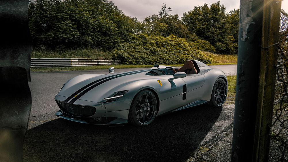 Обои для рабочего стола Спортивный суперкар Ferrari Monza SP1 стоит на дороге