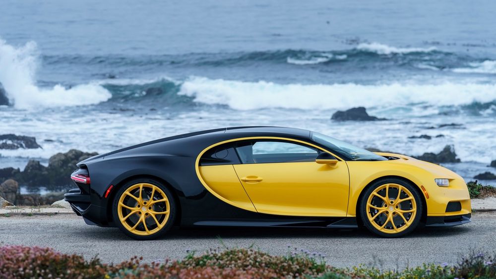 Обои для рабочего стола Спортивный суперкар Bugatti Chiron стоит на фоне океана