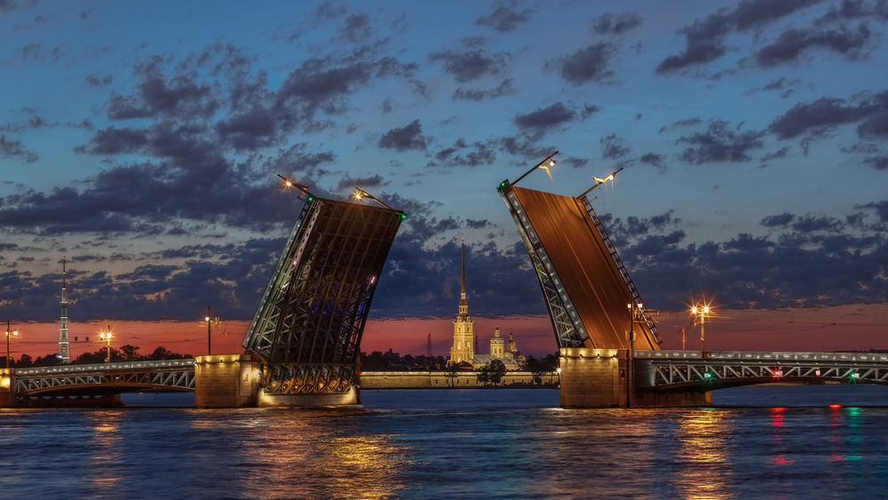Обои для рабочего стола Разводной мост в Санкт-Петербурге на фоне ночного неба