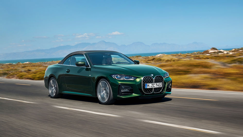 Обои для рабочего стола Зеленый автомобиль BMW 4 Series мчится по дороге
