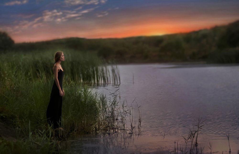 Обои для рабочего стола Девушка в черном платье стоит у реки. Фотограф Владимир Сухачев