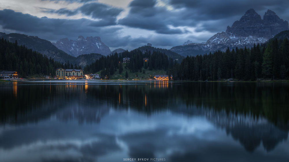 Обои для рабочего стола Панорама Lago Misurina / озера Мизурина в окружении Альпийских гор. Фотограф Быков Сергей