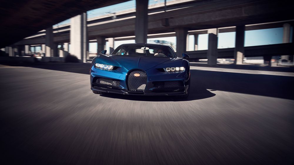 Обои для рабочего стола Голубой суперкар Bugatti Chiron Pur Sport на трассе