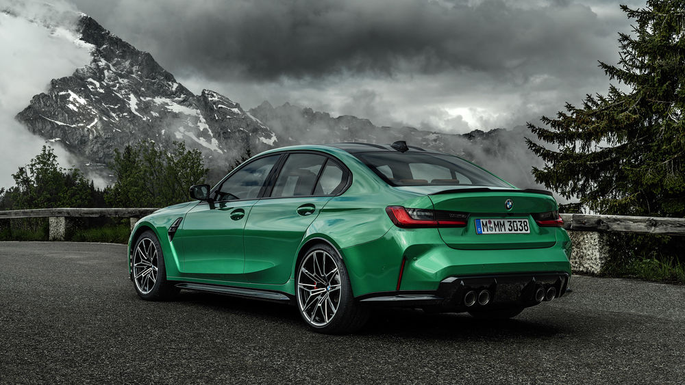 Обои для рабочего стола Зеленый автомобиль BMW M3 Competition стоит на фоне гор