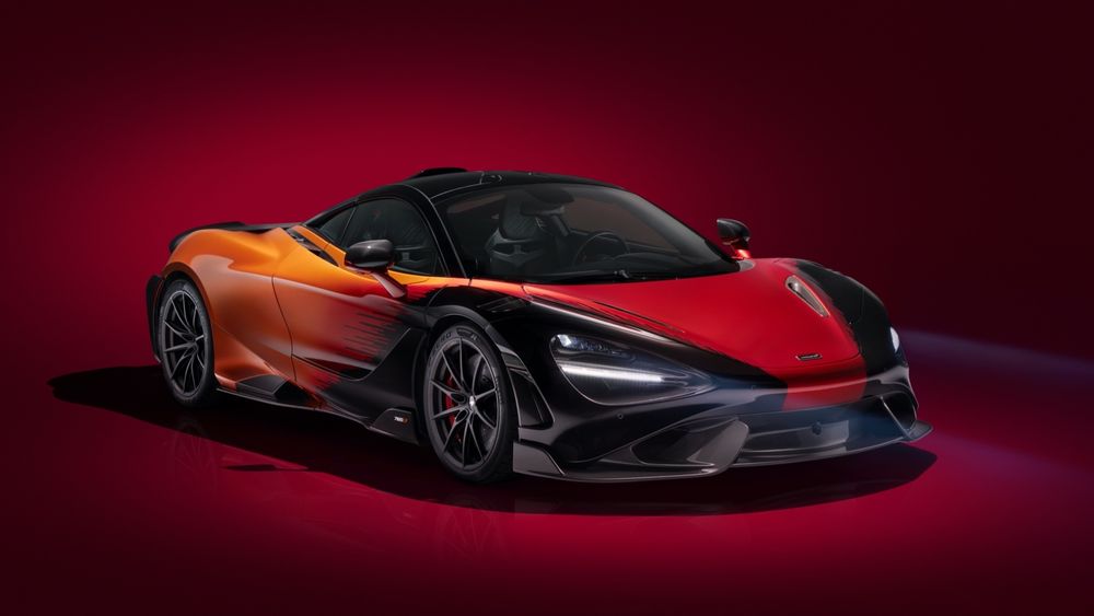 Обои для рабочего стола Спортивный суперкар McLaren 765LT на красном фоне