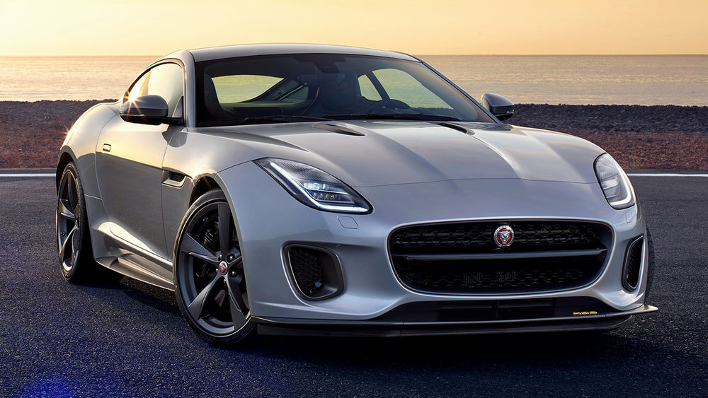 Обои для рабочего стола Суперкар цвета серебристый металлик Jaguar F-Type 400 Spot стоит на фоне заката солнца