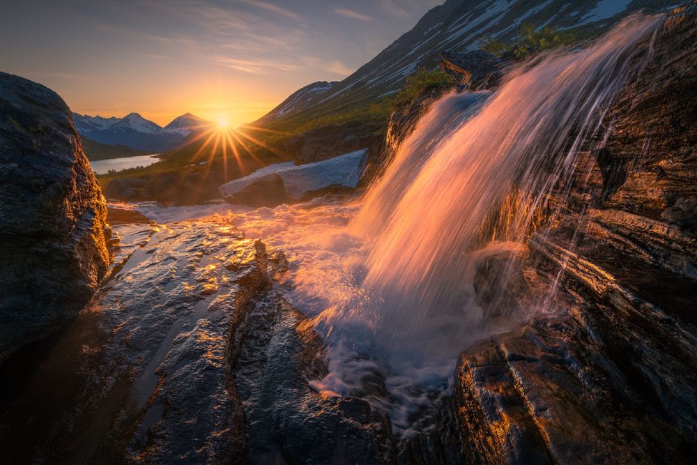 Обои для рабочего стола Восход солнца в долине Romsdalen, Norway / Ромсдален, Норвегия с небольшими водопадами, фотограф Ole Henrik Skjelstad