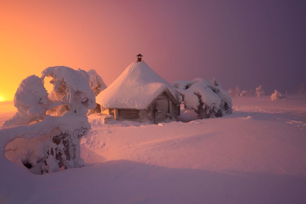 Обои для рабочего стола Заснеженная избушка на закате зимой, Lapland, Finland / Лапландия, Финляндия, фотограф Базанов Андрей