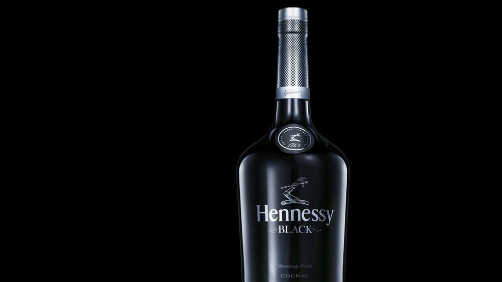 Обои для рабочего стола Бутылка коньяка Hennessy на черном фоне