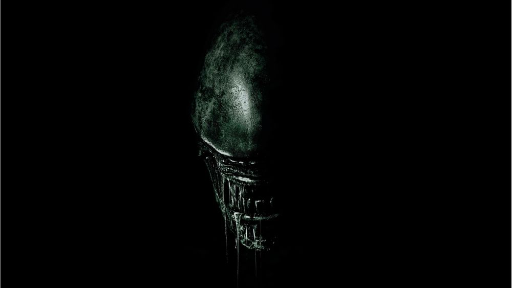 Обои для рабочего стола Чужой / Alien появляется из темноты из одноименного фильма