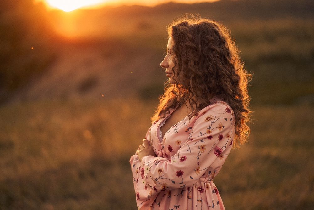 Обои для рабочего стола Девушка Елена стоит на фоне поля на закате солнца, фотограф Алексей Тарабрин