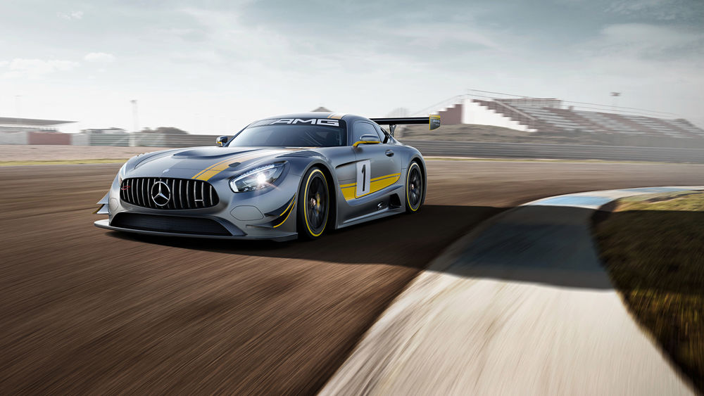 Обои для рабочего стола Спортивный автомобиль Mercedes-Benz AMG GT3 мчится по гоночной трассе