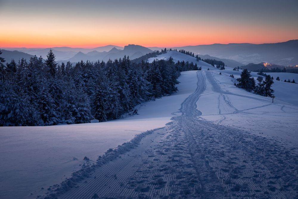 Обои для рабочего стола Зимняя дорога в горах - Белянских Татрах, Словакия, фотограф Kasperczyk Michał
